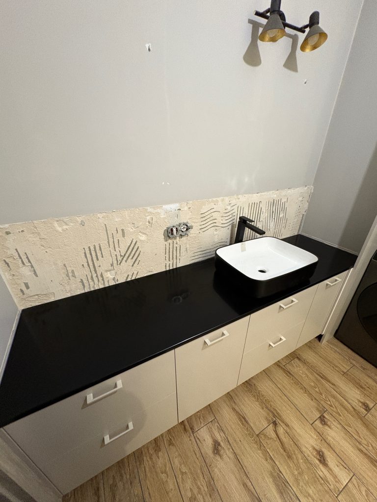 czarny kamienny blat łazienkowy - widok z góry na całość z lewej