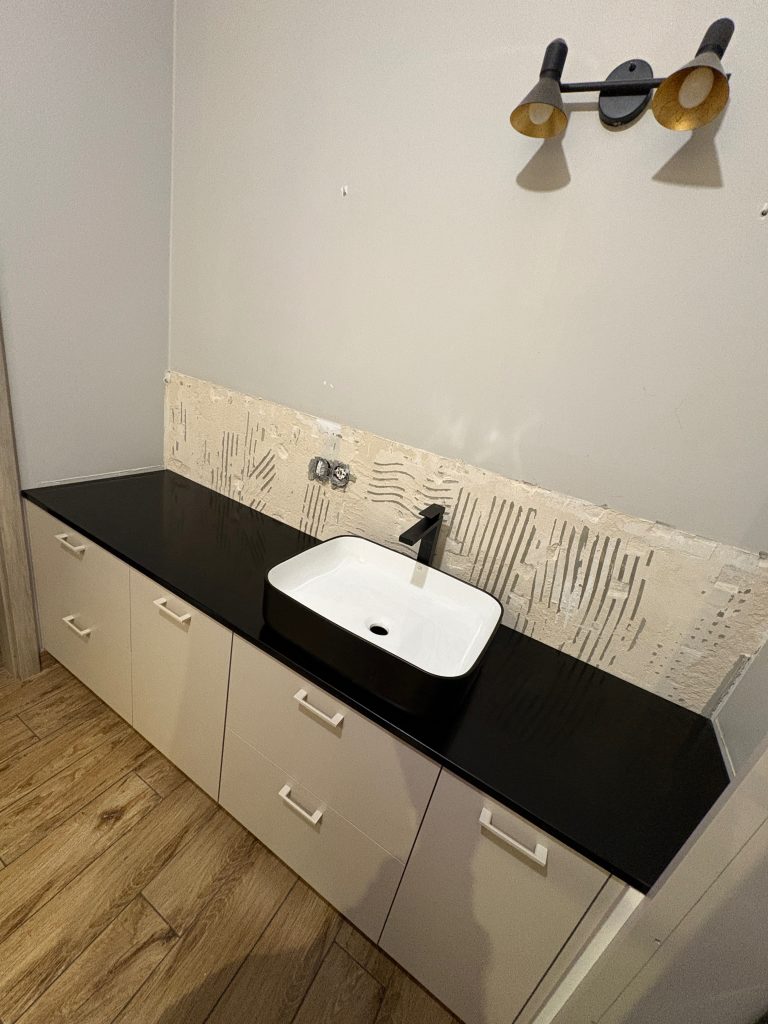 czarny kamienny blat łazienkowy - widok z góry na całość