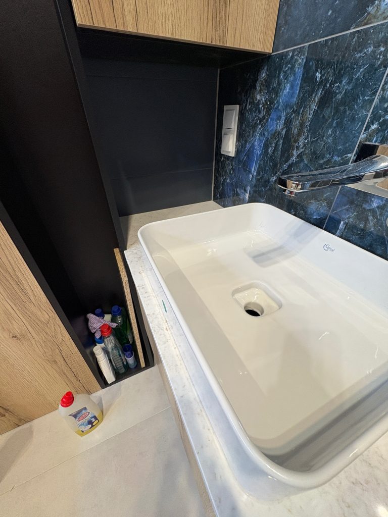 Jasny kamienny blat łazienkowy - widok z bliska na lewą stronę