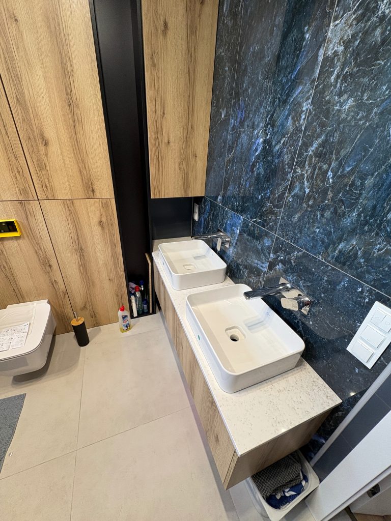 Jasny kamienny blat łazienkowy - widok z góry z prawej