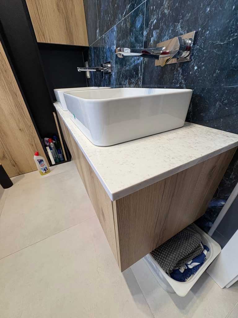 Jasny kamienny blat łazienkowy - widok na całość z poziomu blatu