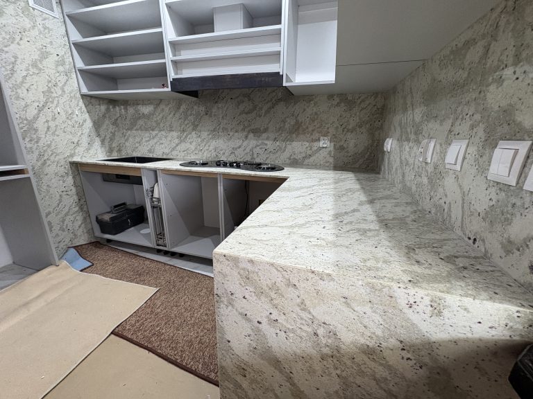 kuchnia wykończona granitem - widok na całość z poziomu blatów