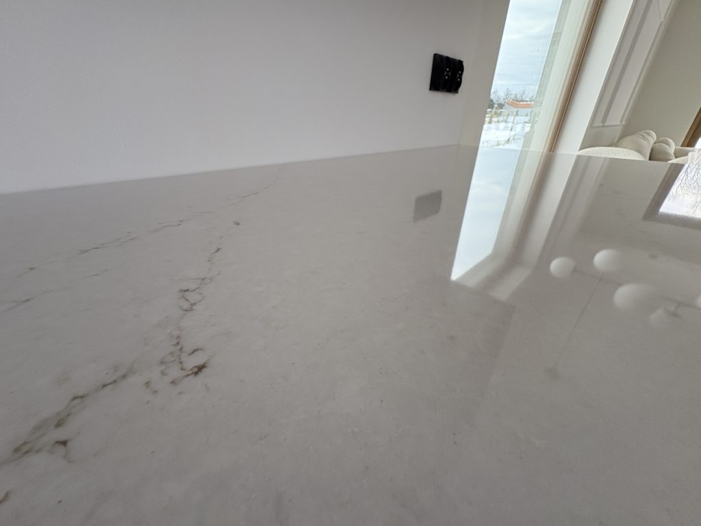 blaty kuchenne z konglomeratu Mistral White - widok na płaszczyznę blatu