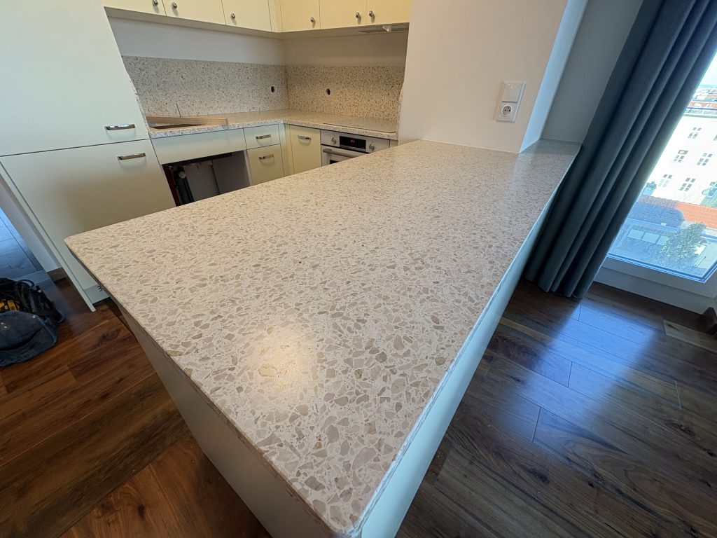 blaty i okładziny ścienne z lastryko Gaia - widok na całość od strony wyspy