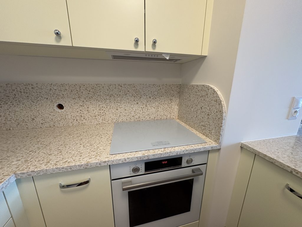 blaty i okładziny ścienne z lastryko Gaia - widok na indukcję