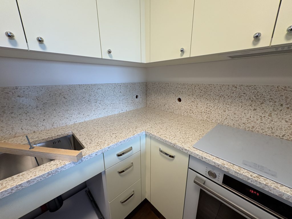 blaty i okładziny ścienne z lastryko Gaia - widok na dwa blaty robocze i okładziny