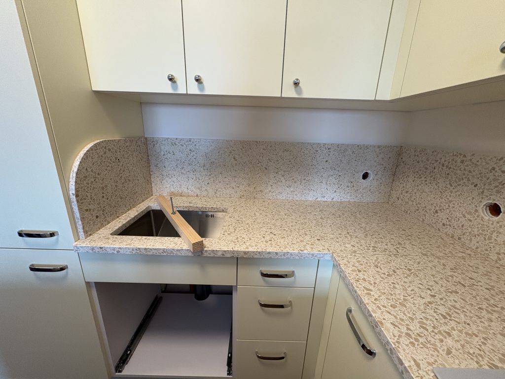 blaty i okładziny ścienne z lastryko Gaia - widok na zlew podwieszany