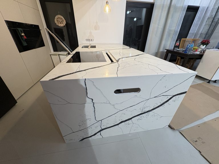 duża wyspa wykończona konglomeratem Calacatta Ajaccio - widok na całość z lewej strony