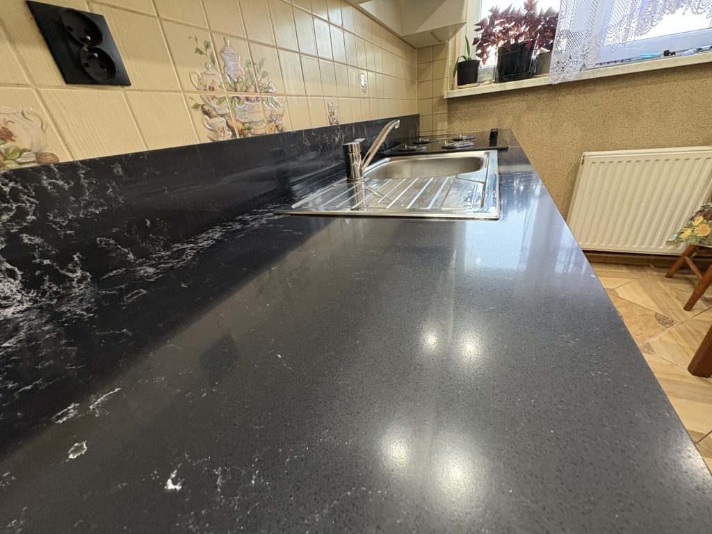 blat kamienny z konglomeratu Pearl Lava 3 cm - widok na  zlew z daleka