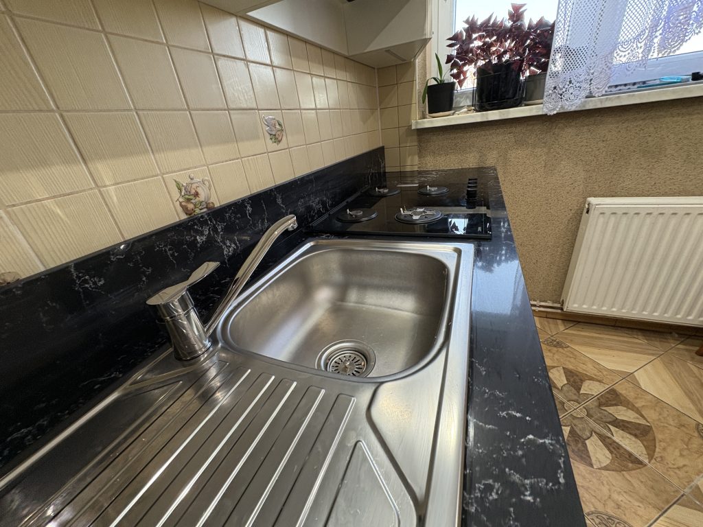 blat kamienny z konglomeratu Pearl Lava 3 cm - widok na zlew z bliska