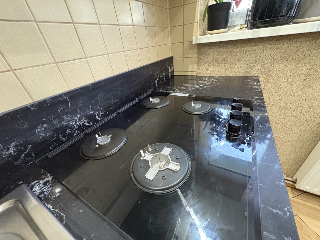 blat kamienny z konglomeratu Pearl Lava 3 cm - widok na  płytę gazową