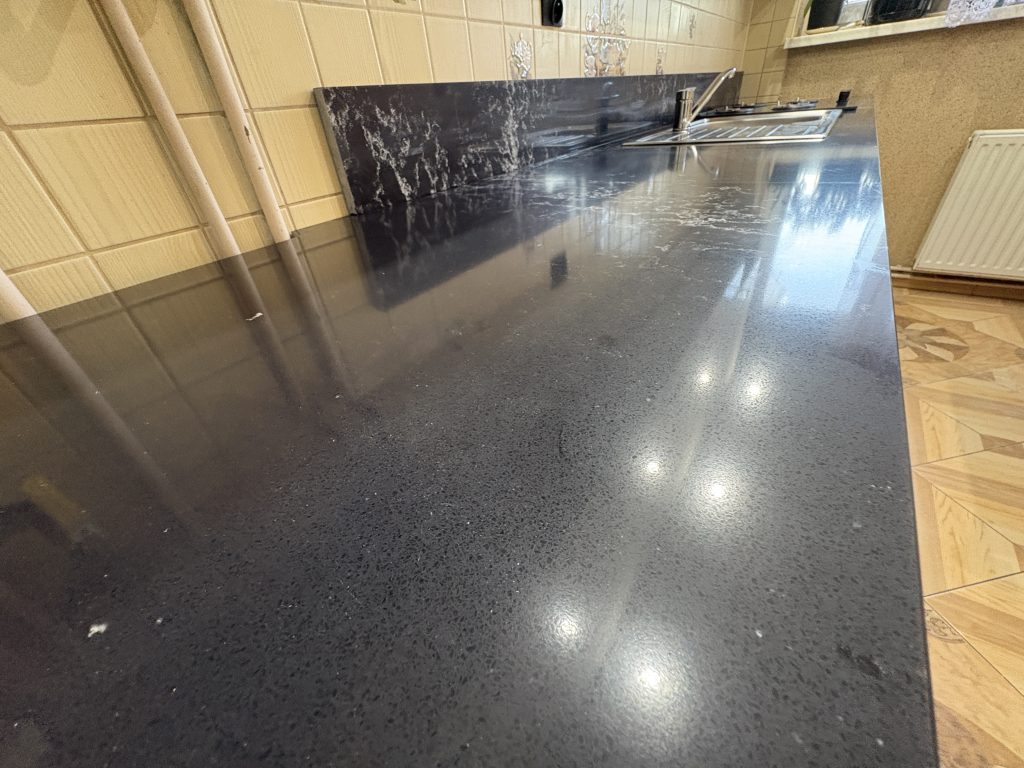 blat kamienny z konglomeratu Pearl Lava 3 cm - widok na  powierzchnię blatu