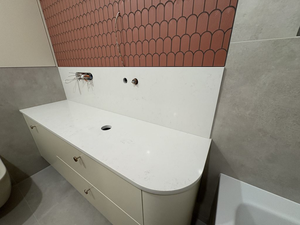 blat łazienkowy i okładzina ścienna z konglomeratu Noble Linea - widok na całość z prawej strony