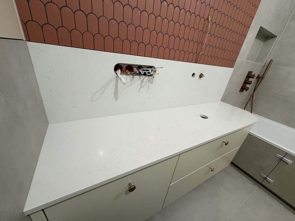 blat łazienkowy i okładzina ścienna z konglomeratu Noble Linea - widok na całość z lewej strony