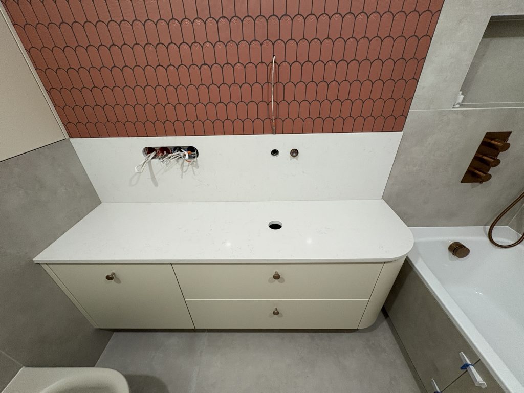 blat łazienkowy i okładzina ścienna z konglomeratu Noble Linea - widok na całość z przodu