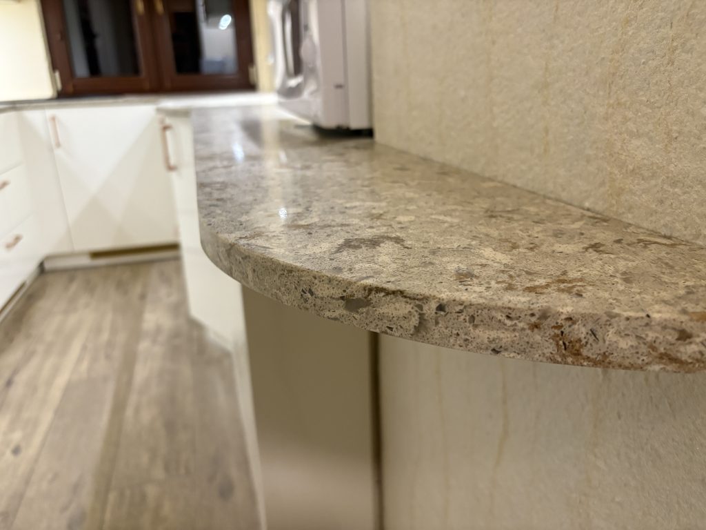 blaty kuchenne z konglomeratu Corsica - widok na łuk zakańczająćy ciąg blatów