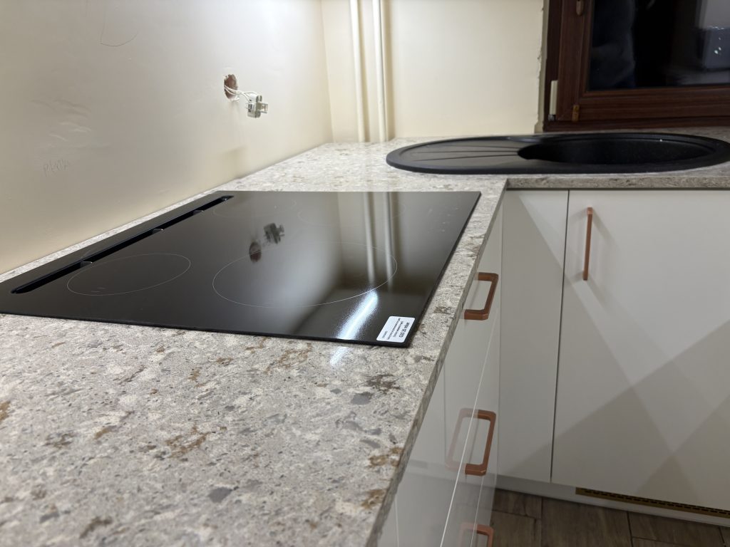 blaty kuchenne z konglomeratu Corsica - widok na płytę gazową i zlew nakładany