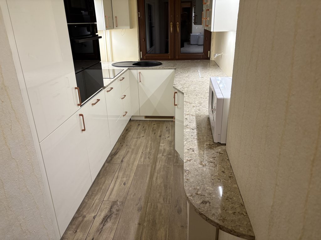 blaty kuchenne z konglomeratu Corsica - widok na całość z bliska