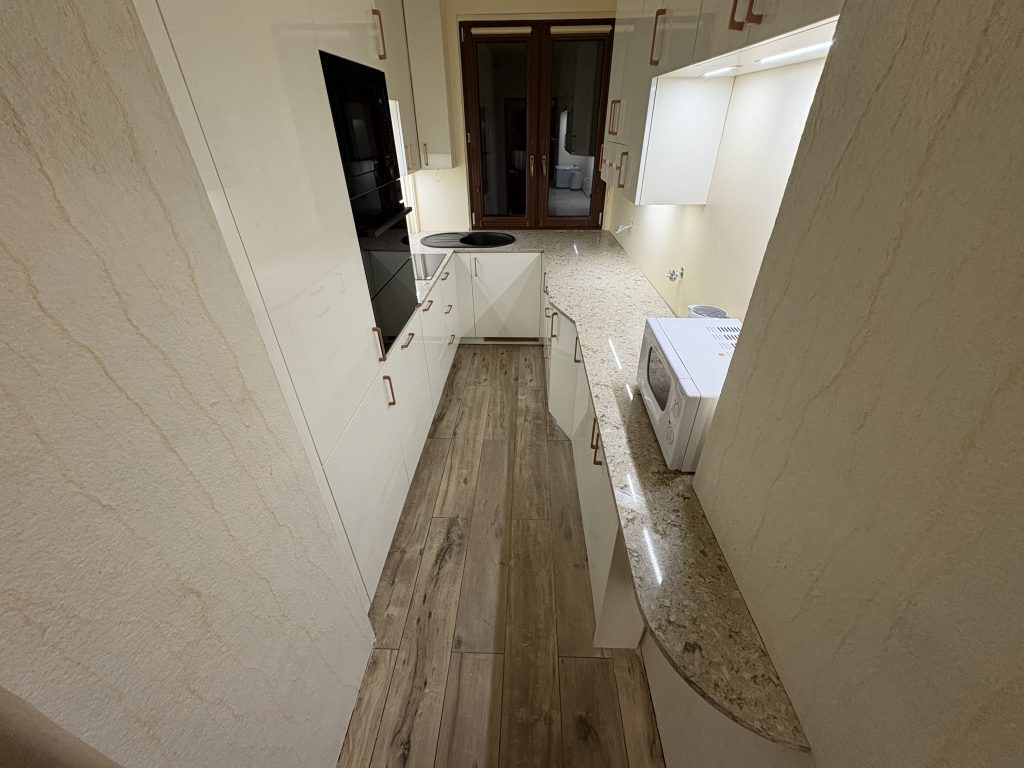 blaty kuchenne z konglomeratu Corsica - widok na całość z daleka