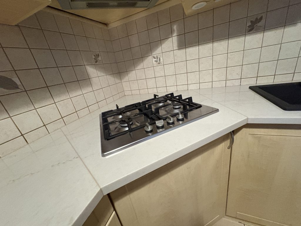 blaty kuchenne z konglomeratu Taj Mahal o grubości 3 cm - widok na środkowy blat z płytą gazową