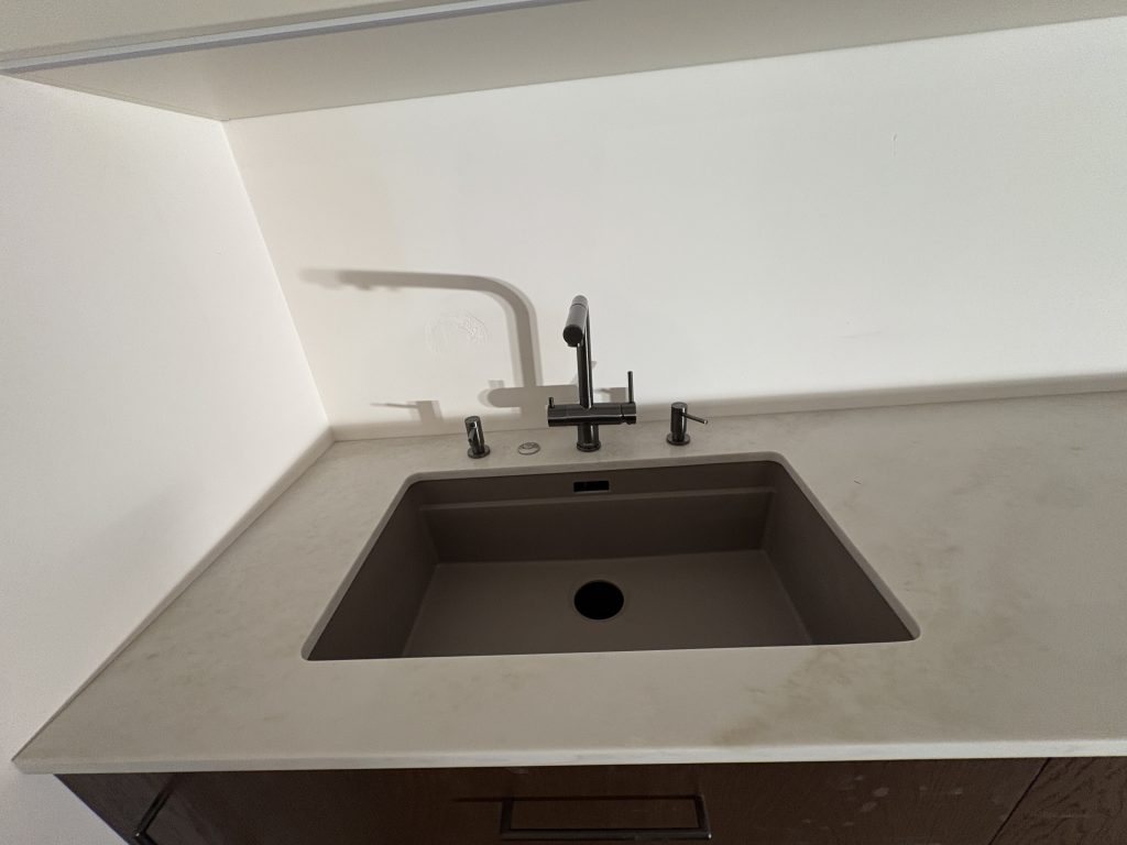 blaty kuchenne z konglomeratu Taj Mahal - widok na zlew podwieszany