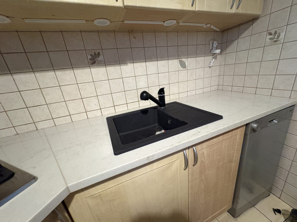 blaty kuchenne z konglomeratu Taj Mahal o grubości 3 cm - widok na zlew nakładany