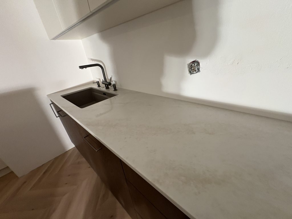 blaty kuchenne z konglomeratu Taj Mahal - widok na blat roboczy z prawej z bliska