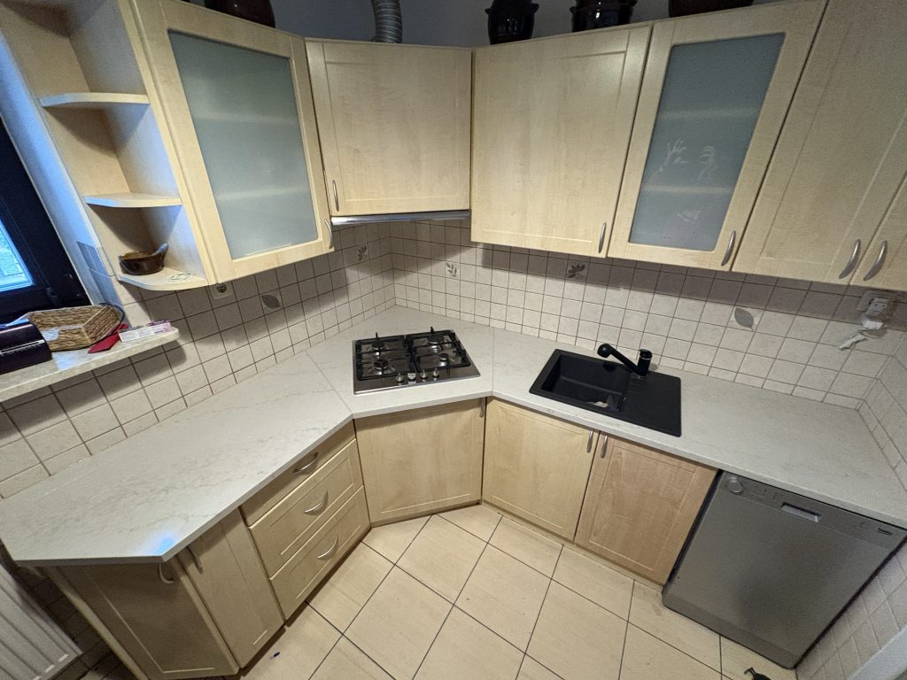 blaty kuchenne z konglomeratu Taj Mahal o grubości 3 cm - widok na całość