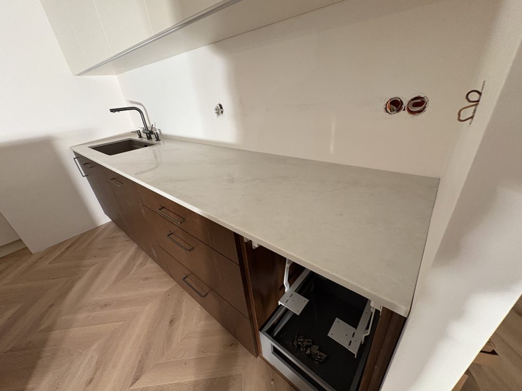 blaty kuchenne z konglomeratu Taj Mahal - widok na blat roboczy z prawej