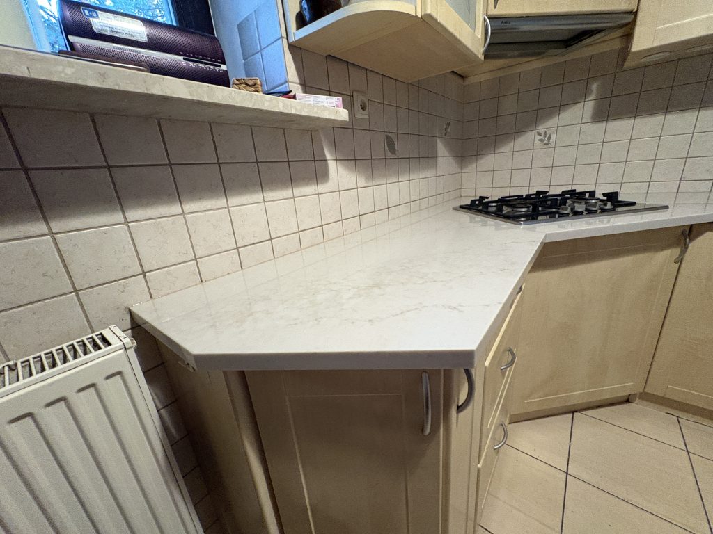 blaty kuchenne z konglomeratu Taj Mahal o grubości 3 cm - widok na lewy pełny blat