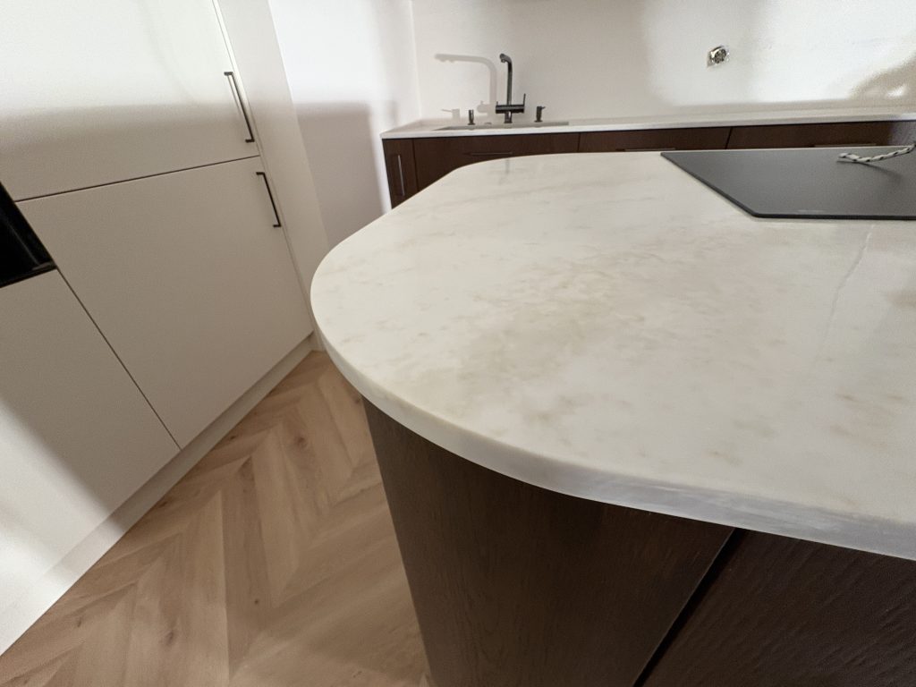 blaty kuchenne z konglomeratu Taj Mahal - widok na jeden z zaokrąglonych narożników wyspy z bliska