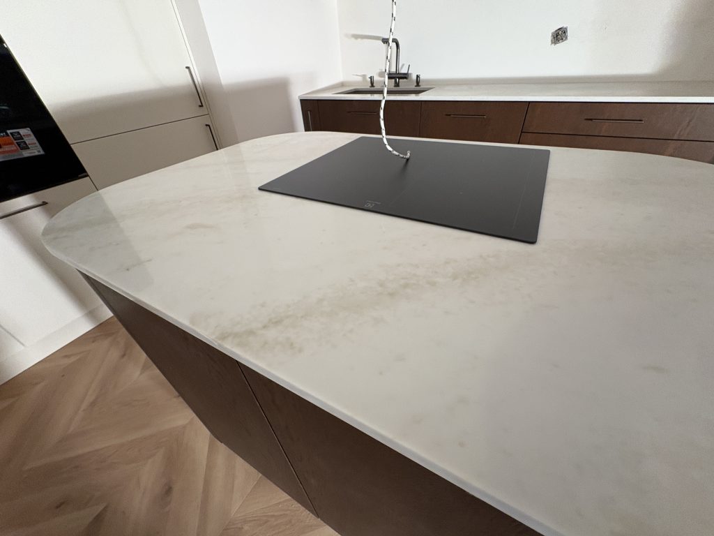 blaty kuchenne z konglomeratu Taj Mahal - widok na indukcję na wyspie