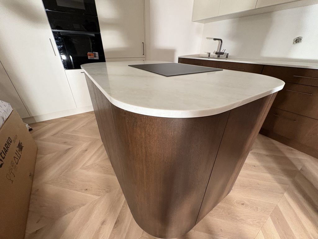 blaty kuchenne z konglomeratu Taj Mahal - widok na jeden z zaokrąglonych narożników wyspy