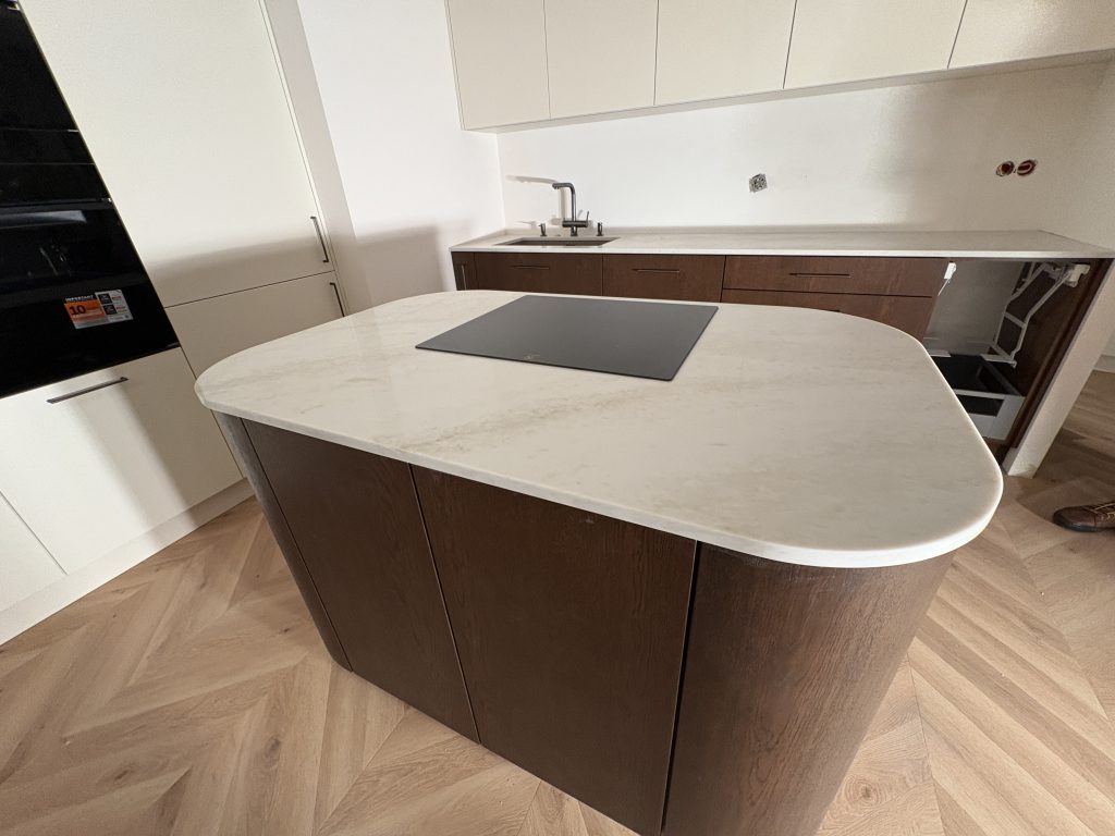 blaty kuchenne z konglomeratu Taj Mahal - widok na całość z prawej strony wyspy