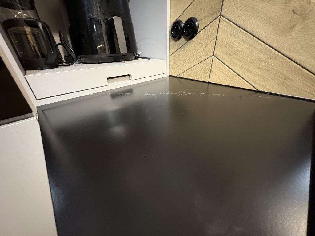 kuchenne blaty z konglomeratu nero venato w satynie - widok na powierzchnię blatu przy zlewie