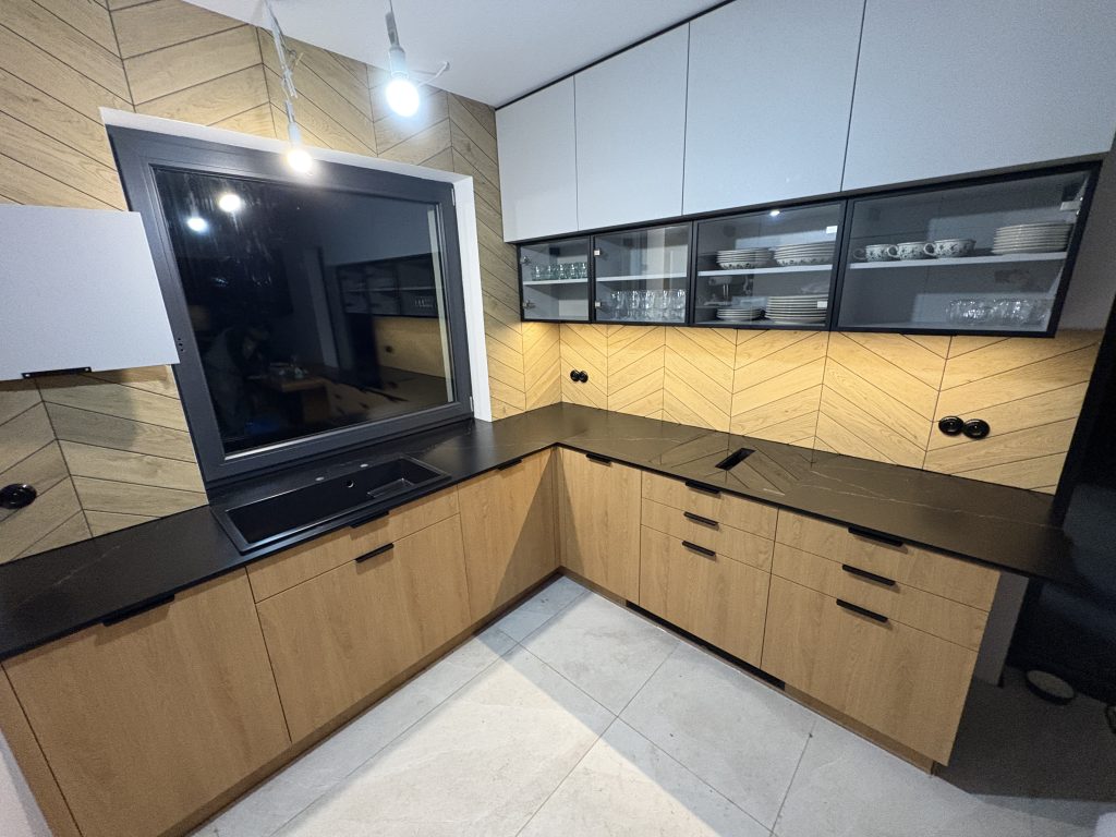 kuchenne blaty z konglomeratu nero venato w satynie - widok na całość