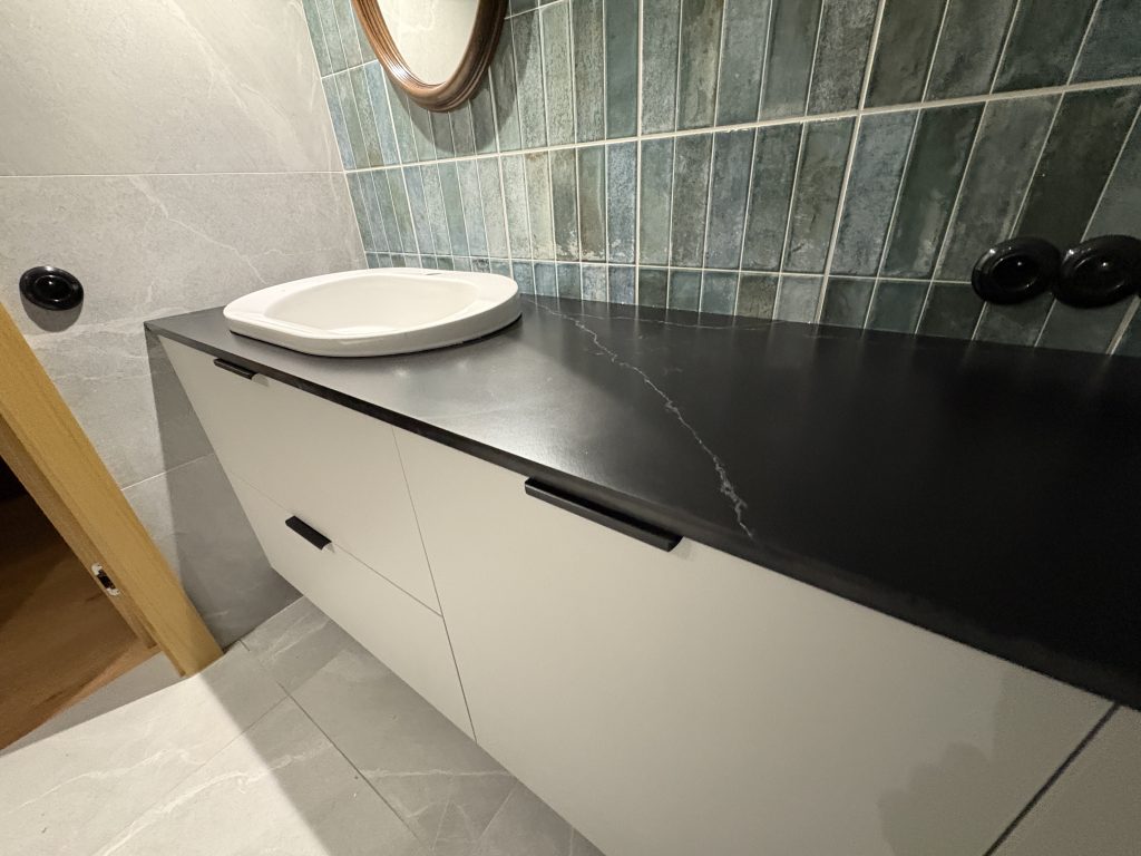 blat łazienkowy z konglomeratu kwarcowego nero venato w satynie - widok na całość z prawej strony z daleka z bliska