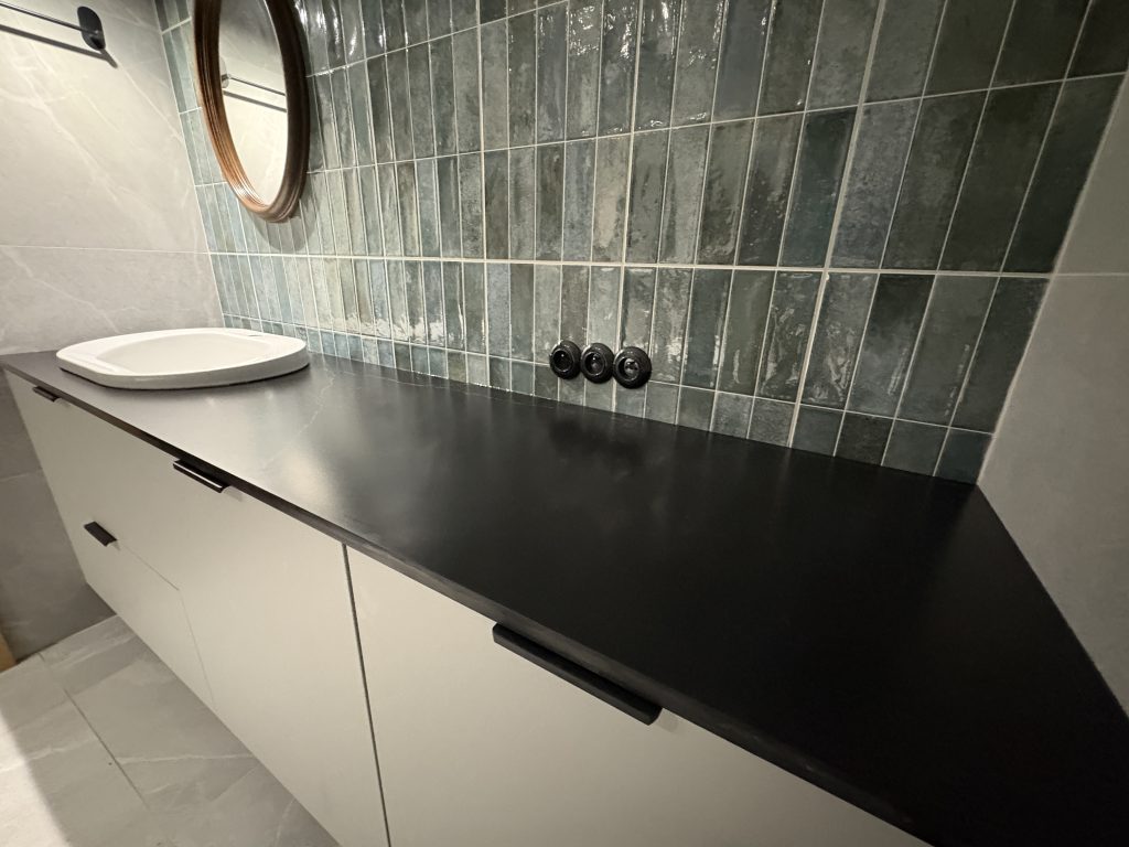 blat łazienkowy z konglomeratu kwarcowego nero venato w satynie - widok na całość z prawej strony z daleka