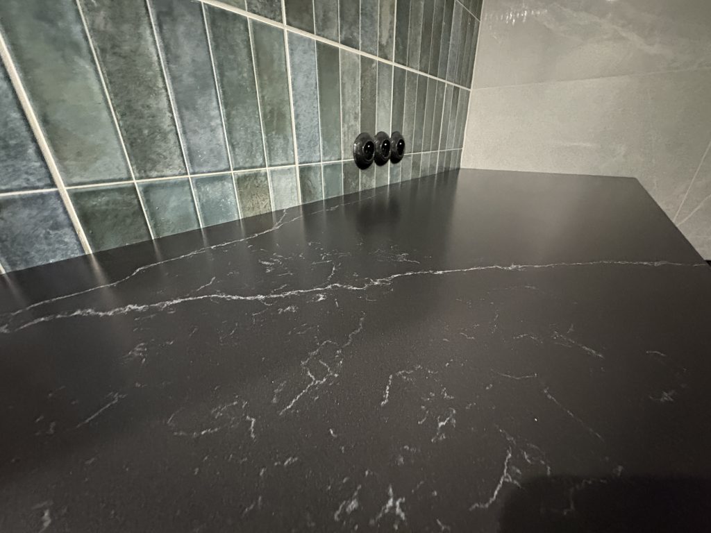 blat łazienkowy z konglomeratu kwarcowego nero venato w satynie - widok na powierzchnię blatu