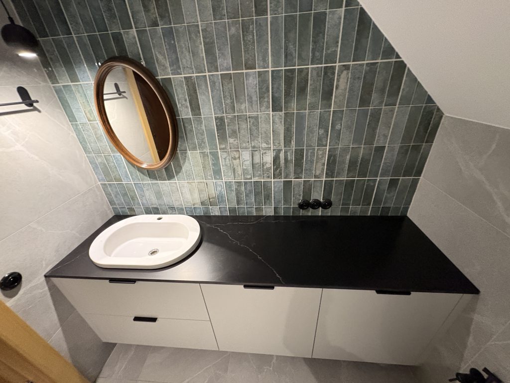 blat łazienkowy z konglomeratu kwarcowego nero venato w satynie - widok na całość