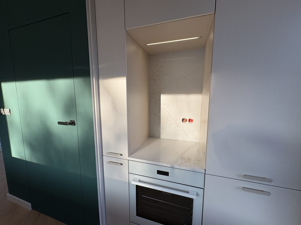 wnęka wykończona konglomeratem Statuarietto Gold