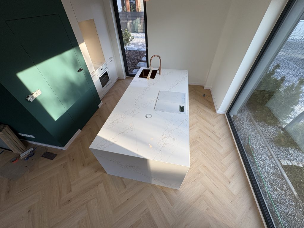 wyspa wykończona konglomeratem Statuarietto Gold - widok z góry