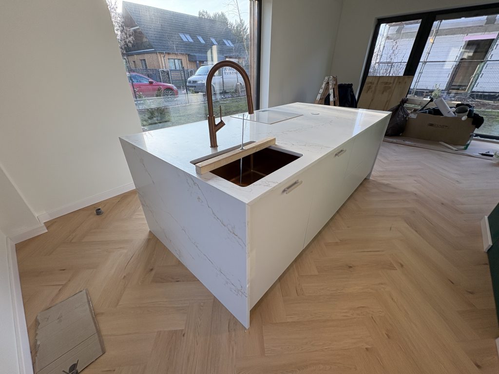 wyspa wykończona konglomeratem Statuarietto Gold - widok z prawej od tarasu