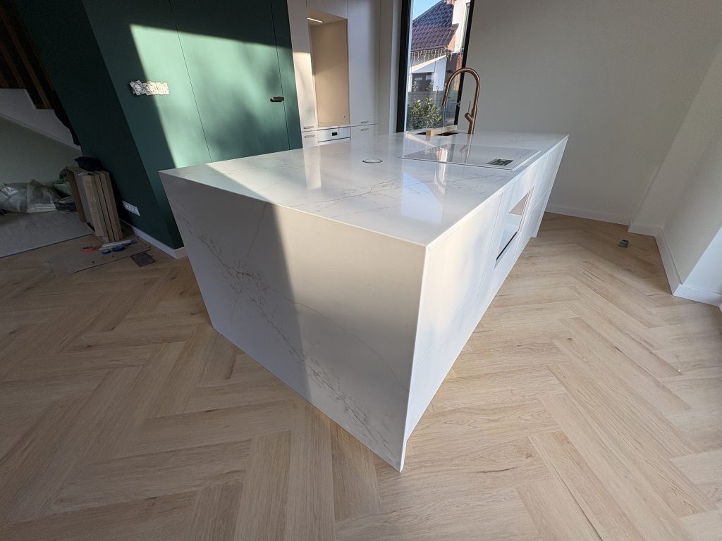 wyspa wykończona konglomeratem Statuarietto Gold - widok z prawej od strony salonu