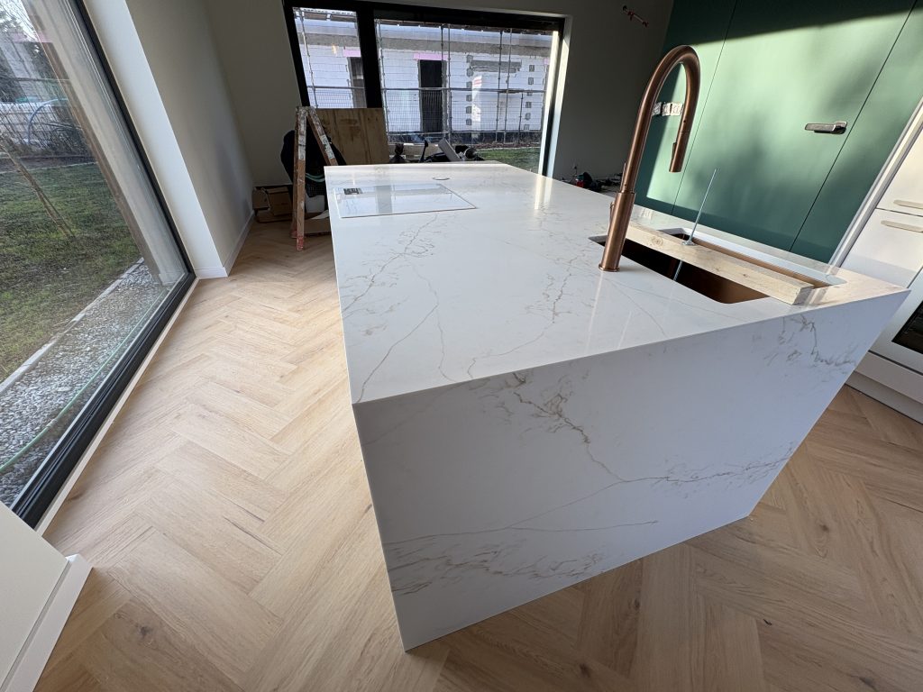 wyspa wykończona konglomeratem Statuarietto Gold - widok z lewej od strony tarasu