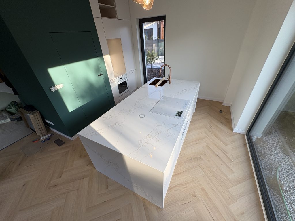 wyspa wykończona konglomeratem Statuarietto Gold - widok z góry z prawej strony