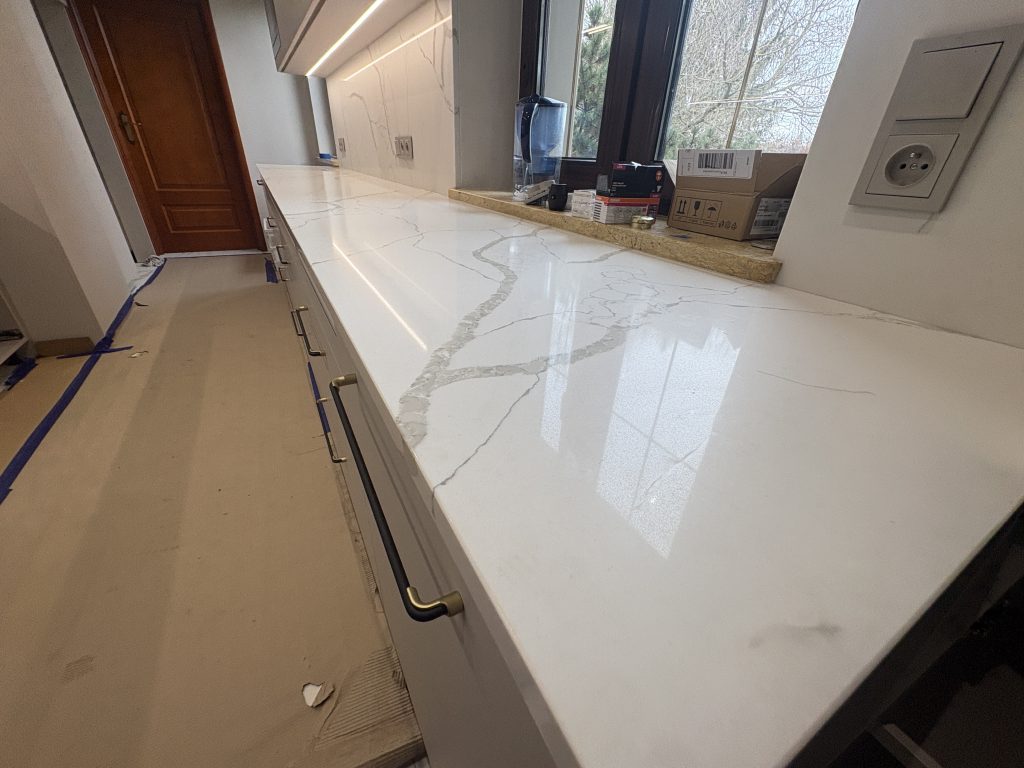kuchnia wykończona konglomeratem kwarcowym Calacatta Silva - widok na blat roboczy z prawej strony