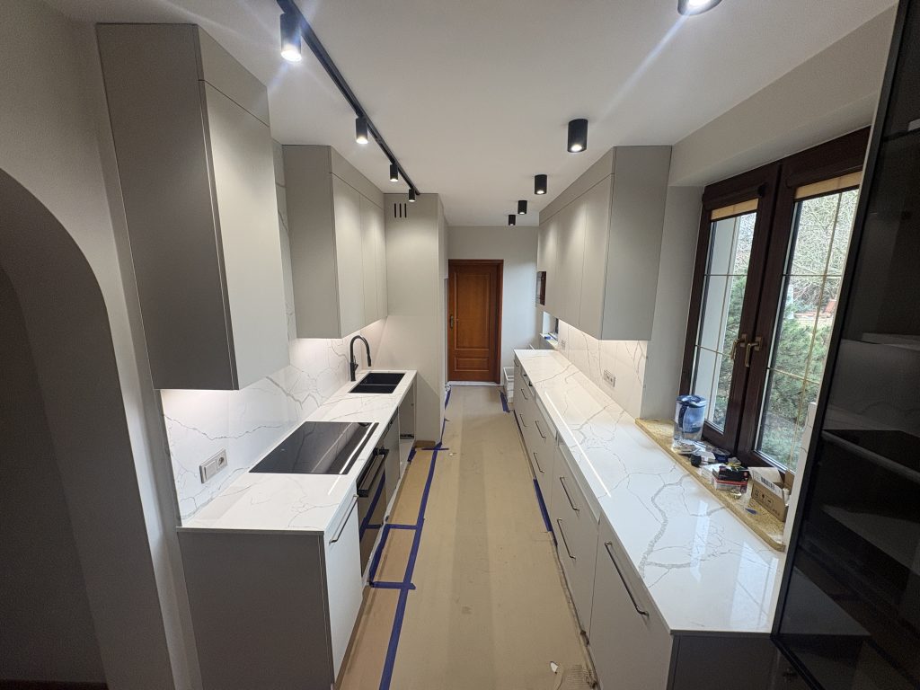 kuchnia wykończona konglomeratem kwarcowym Calacatta Silva - widok na całość