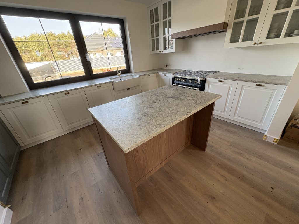 blaty kuchenne z granitu Colonial White - widok na całą kuchnię