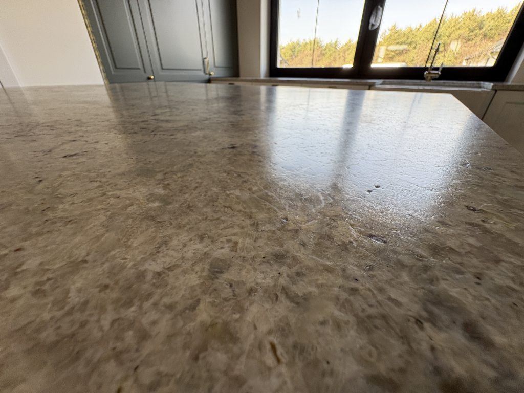 blaty kuchenne z granitu Colonial White - widok na płaszczyznę blatu na wyspie